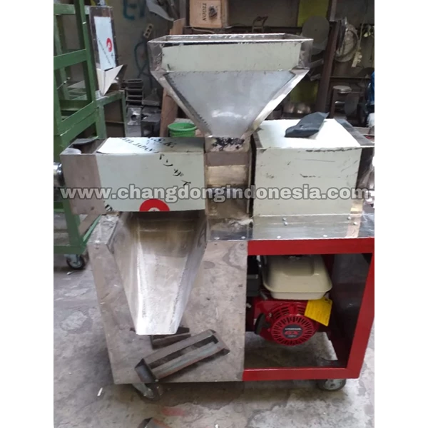 Coconut milk extractor machine